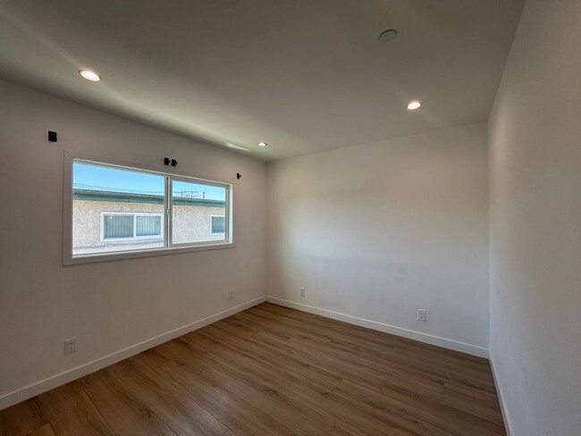 Building Photo - 10914 Columbus Ave