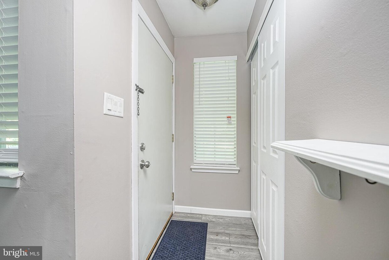 905 Berwyck Ct, Gloucester Township, NJ 08081 Room for Rent in