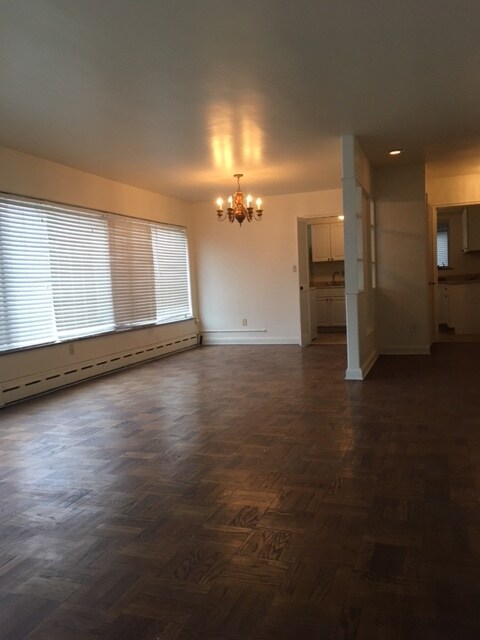 Living/dining room - 915 E Court St