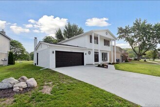 Building Photo - 6879 Brookshire Dr