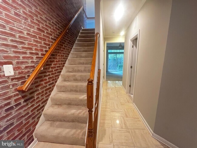 Foto del edificio - 8195 Falls Grove Dr
