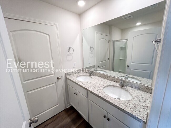 Foto del edificio - 109 Maple Spg Trl