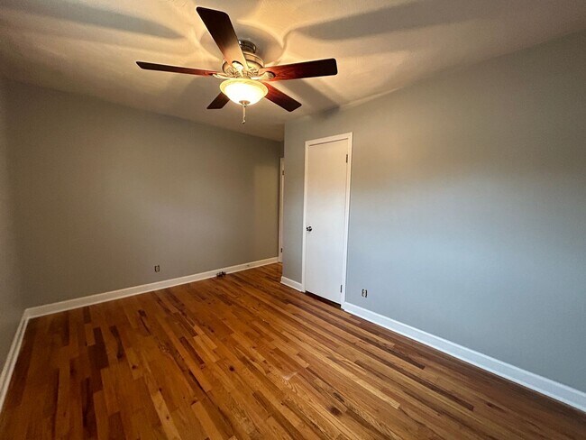 Building Photo - 3 bed, 2 bathroom home