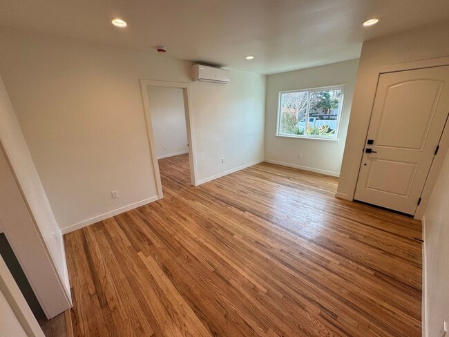 Building Photo - Remodeled Midtown Apartment- Private Washer/Dryer +AC!!