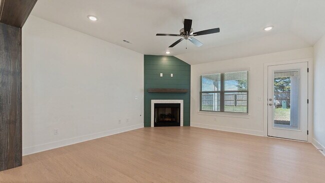 Foto del edificio - "Superb 4-Bed Oasis with Granite Elegance & a Cozy Fireplace in Fayetteville!"