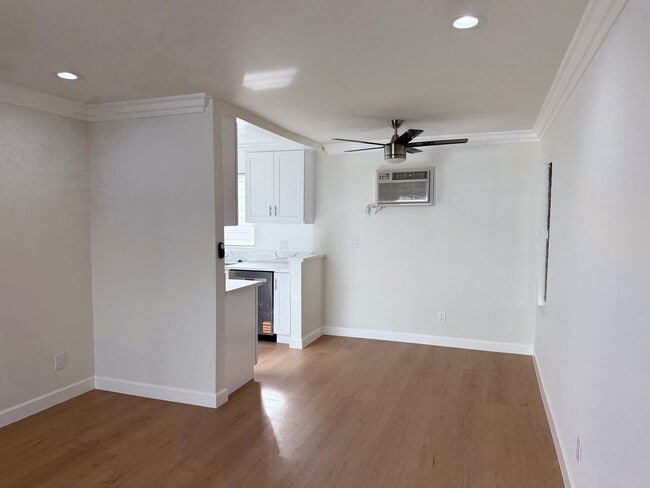 Foto del edificio - Spacious Units available - Great Location!...