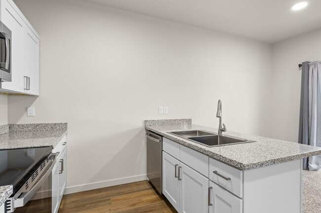 Building Photo - 2028 Sunset Dr