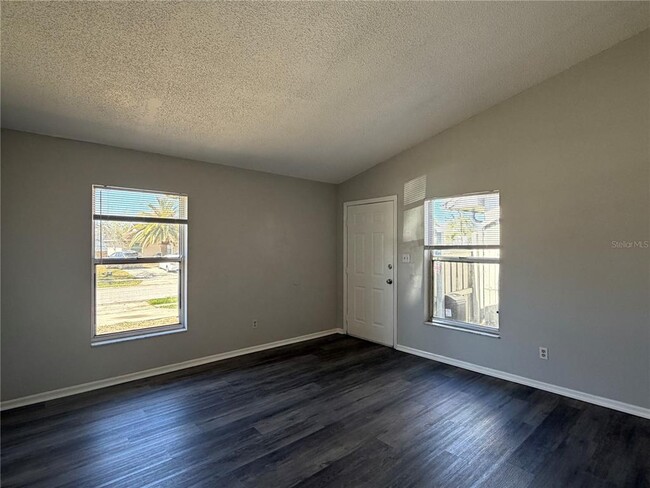 Foto del edificio - 1215 Ravida Cir