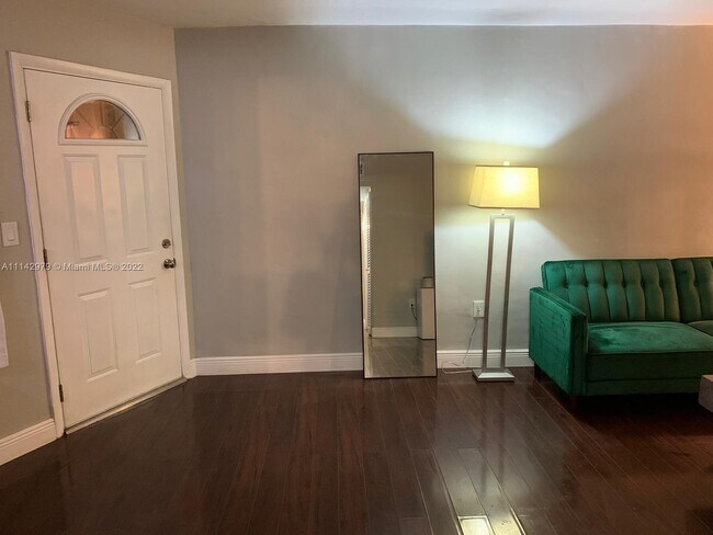 Building Photo - 1615 NE Miami Gardens Dr