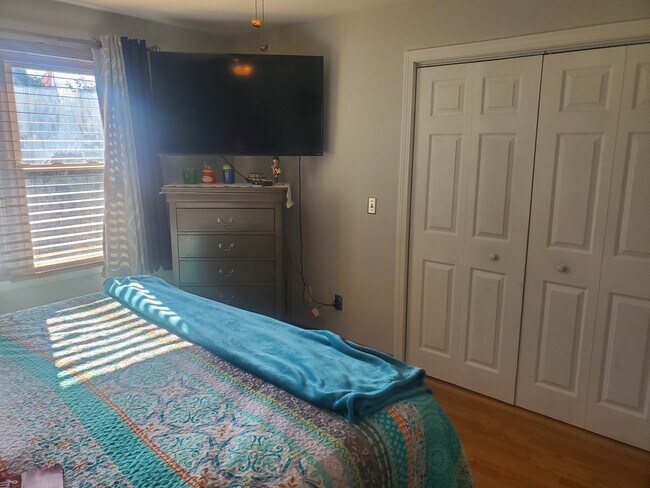 lots of natural light - 1470 Cranston St