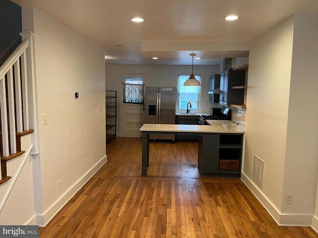 Foto del edificio - 1231 W 37th St