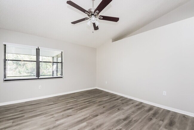 Building Photo - 613 Deauville Ct