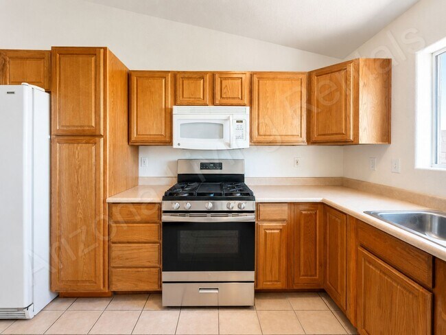Foto del edificio - COOL SHADE, COZY LIVING, CONVENIENT LOCATION