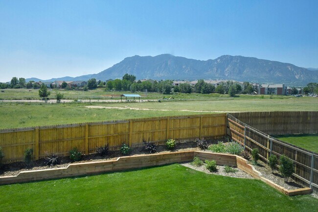 Foto del edificio - Bright Home with Mountain Views!