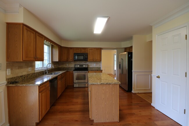 Foto del edificio - 5 BD + 3.5 Bath Bright & Beautiful Colonia...