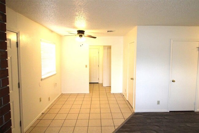 Building Photo - 114 NE 12th St