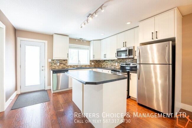 Photo du bâtiment - 2 Bedroom Duplex Insuite Laundry, Assigned Parking BONUS INCENTIVE,