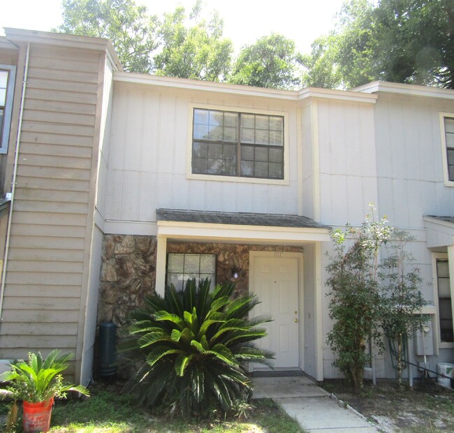 Building Photo - Stonewood Townhome with Open Living, Outdo...