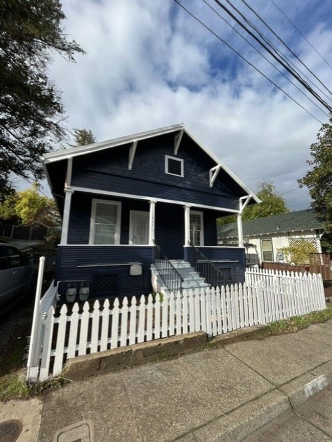 Building Photo - 1066 Pine St