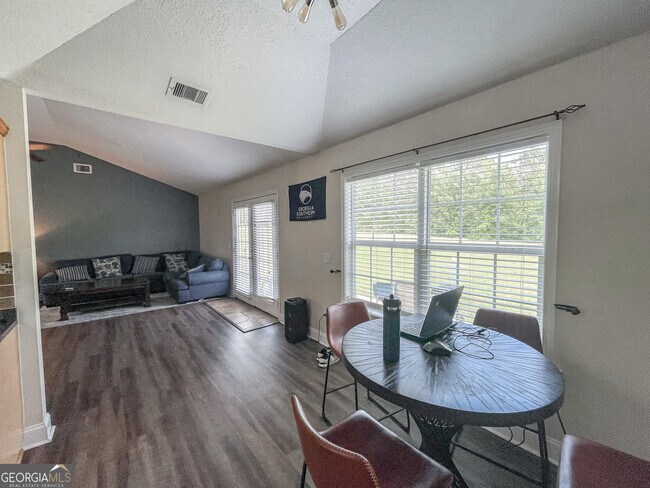 Foto del edificio - 613 Waverly Ln