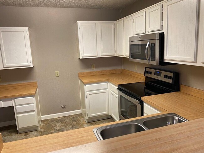 Foto del edificio - 3055 Gregory Ln