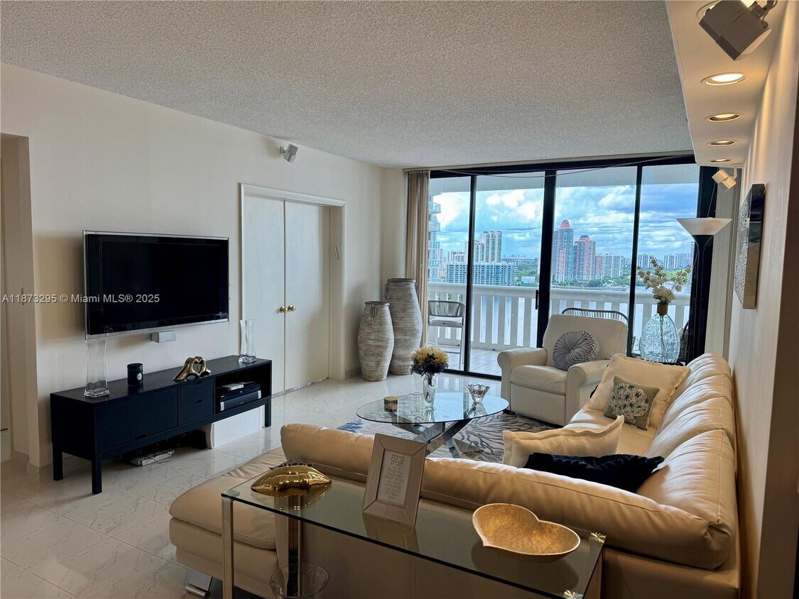 Foto principal - 3000 Island Blvd