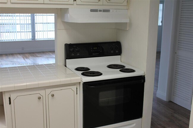 Foto del edificio - 1400 NE 169th St