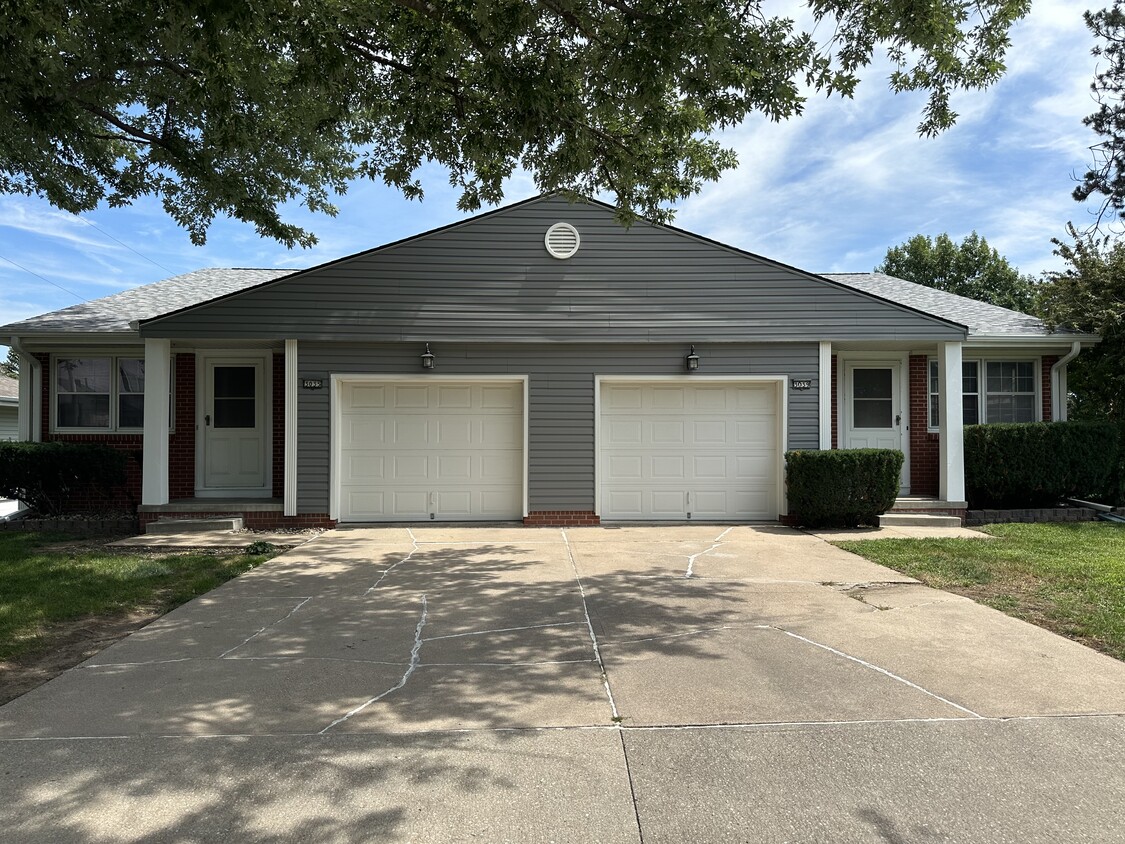 Newly renovated duplex at GREAT LOCATION (120th and Center) - 3035 S 120th St