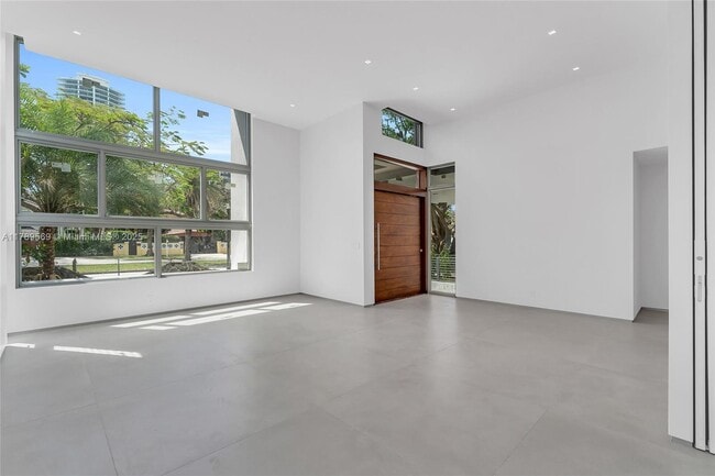 Building Photo - 2110 S Miami Ave