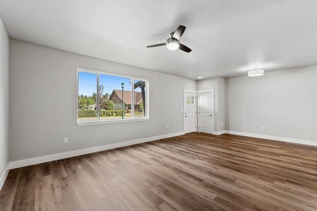 Building Photo - 3 bedroom, 2.5 bath townhome, minutes from...