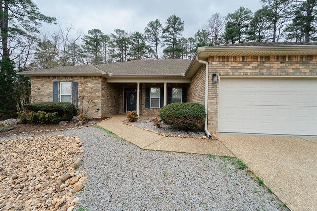 Foto del edificio - Charming 4 bedroom, 2 bathroom located in the picturesque Hot Springs Village