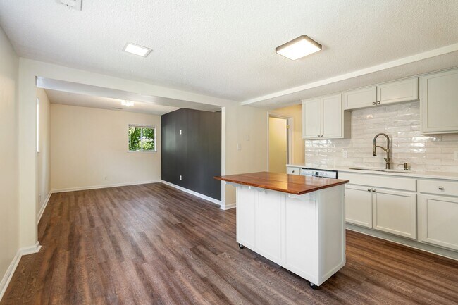 Foto del edificio - Renovated 3 bed/2 bath with spacious backy...