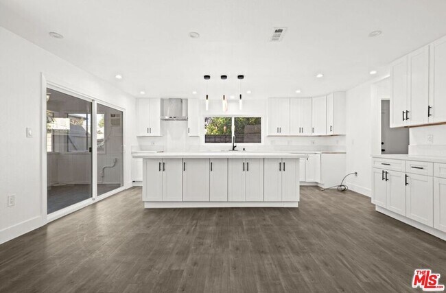 Foto del edificio - 6257 Lindley Ave