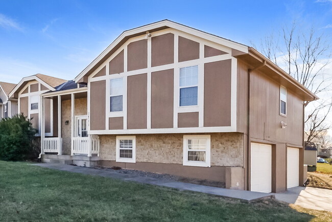 Building Photo - 1711 Roberta Dr