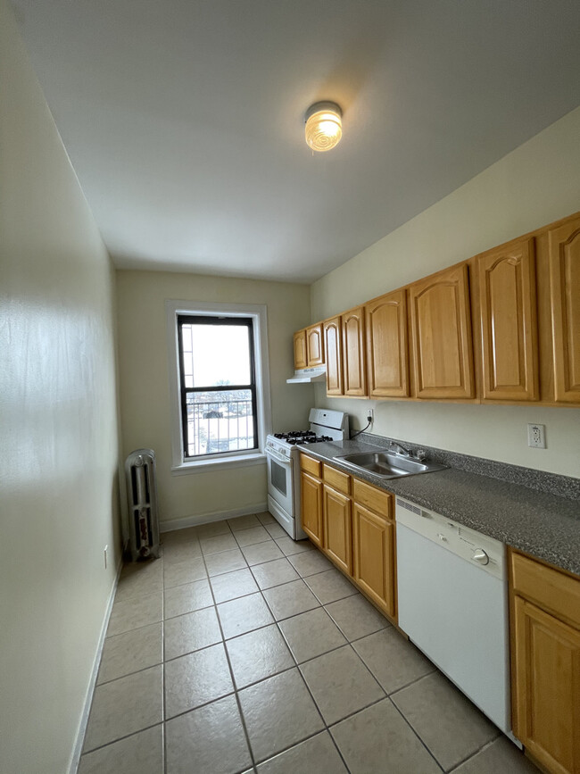 Building Photo - 930 Avenue C