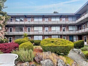 Building Photo - 211 Shore Dr