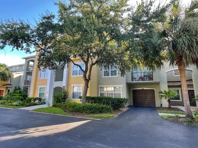 Building Photo - Las Palmas ground floor condo with garage ...