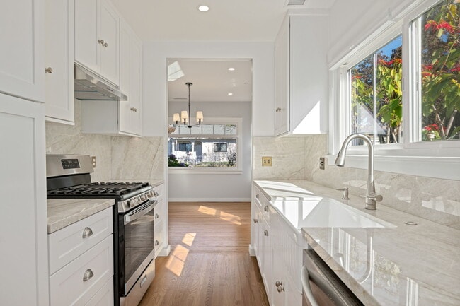 Foto del edificio - 135 N Alisos St