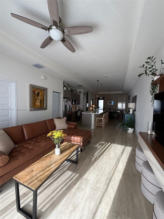 Foto del edificio - 7819 NW 104th Ave