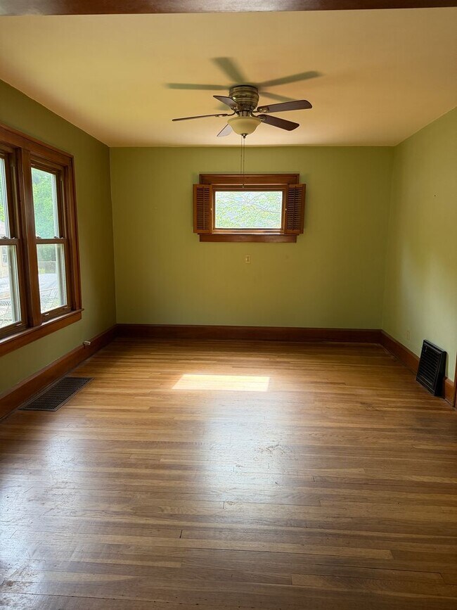 Foto del edificio - Pet-Friendly 3-Bedroom Elyria Home with $1,500 Total Monthly Price!