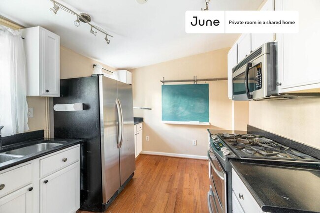 Foto del edificio - Room in Shared 8 bed/3.5 bath home