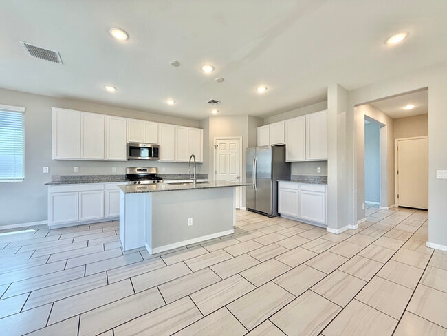 Foto del edificio - Spectacular 4-Bedroom, 2.5 Bathroom Home in Glendale!!