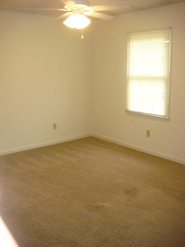 Building Photo - Great location to commute to Auburn or Ope...