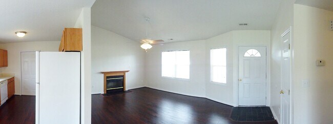 Foto del edificio - Minutes to Back Gate! Wood Laminate Floors!