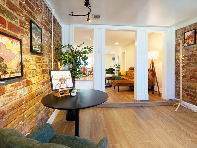 Foto del edificio - 3215 Royal Oaks Dr