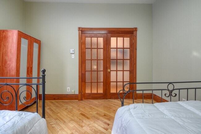 Building Photo - 1245 Av De L'hôtel-De-Ville