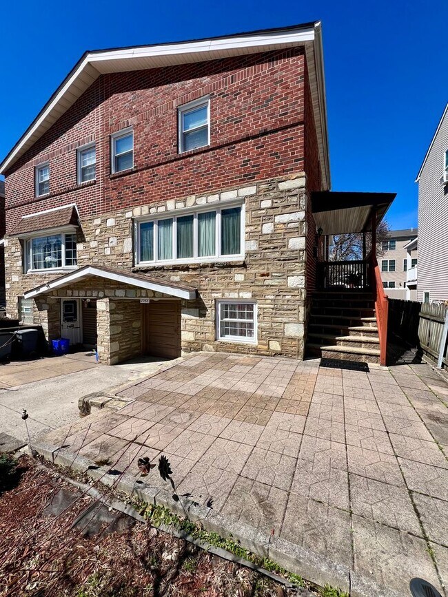 Foto del edificio - Gorgeous 4-Bedroom Townhome with One-Car Garage! Available NOW!