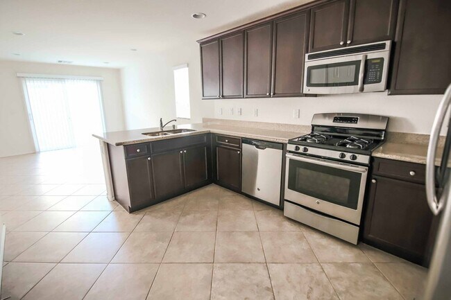 Building Photo - Spacious 2 story home at Mountains Edge