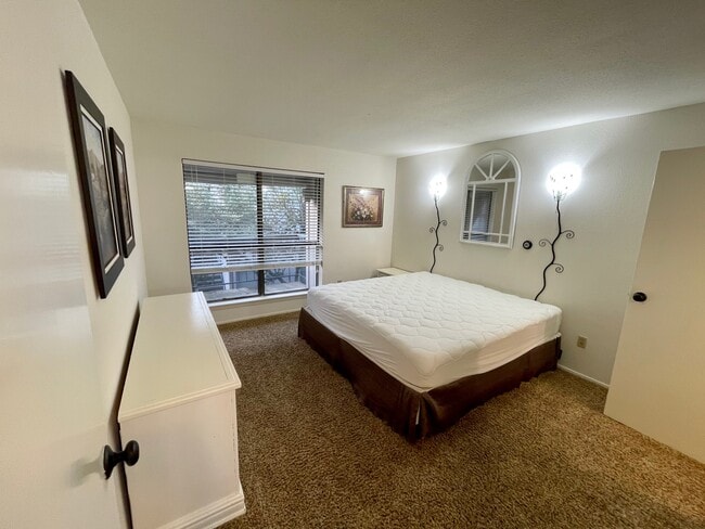 Dormitorio - Cama y cajonera incluidas - 7950 N Stadium Dr