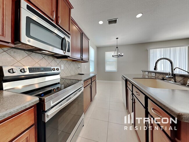 Building Photo - 1109 Lauren Manor Loop Ruskin FL